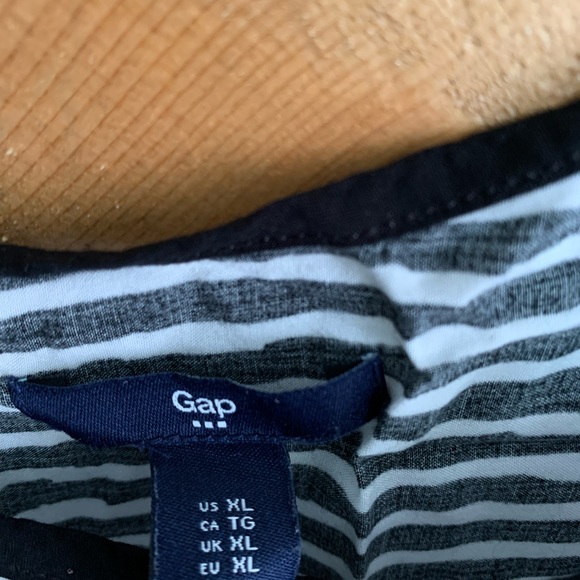 Sleeveless Gap blouse - Picture 2 of 2
